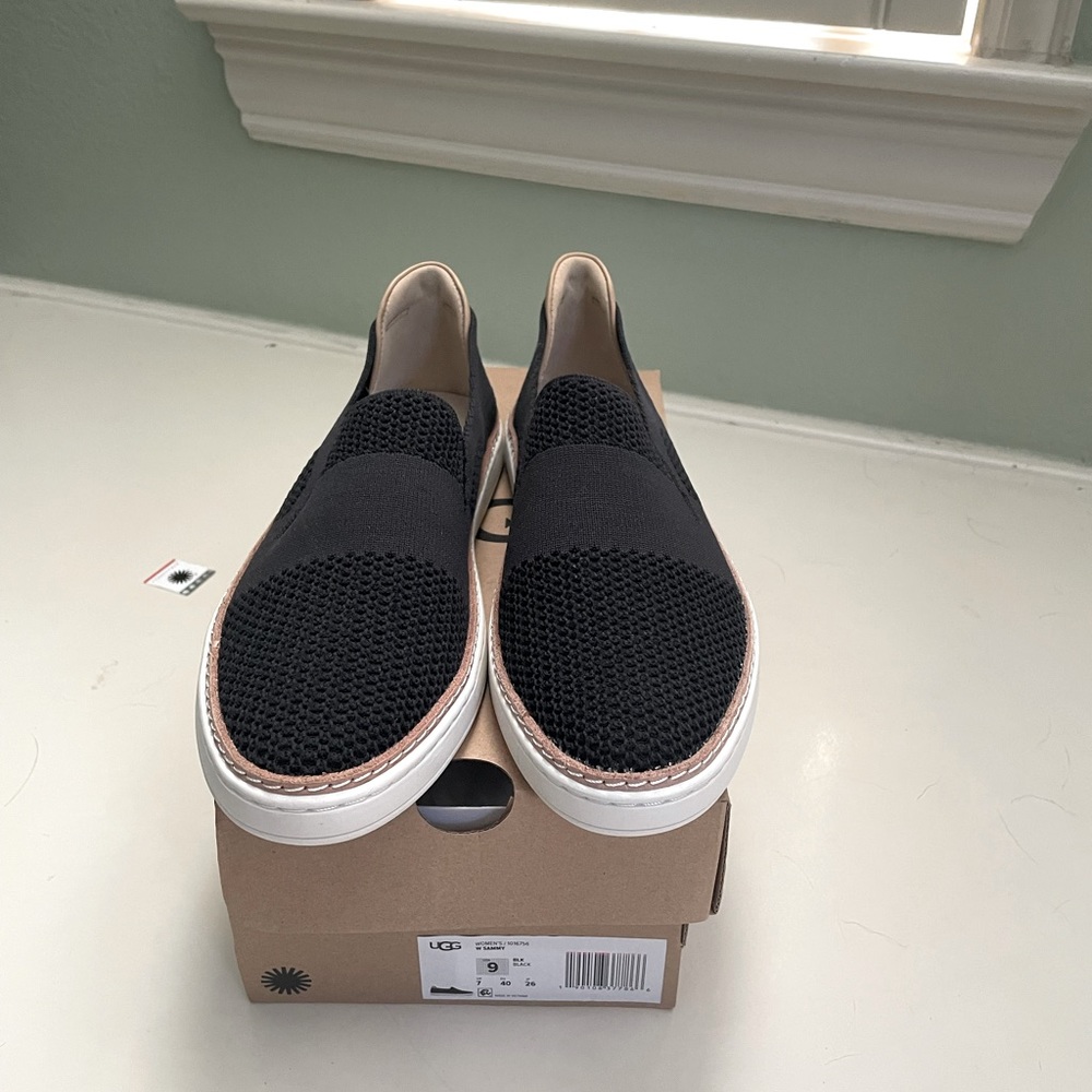 New in box - Ugg Sammy Slip on size 9, black - Never worn